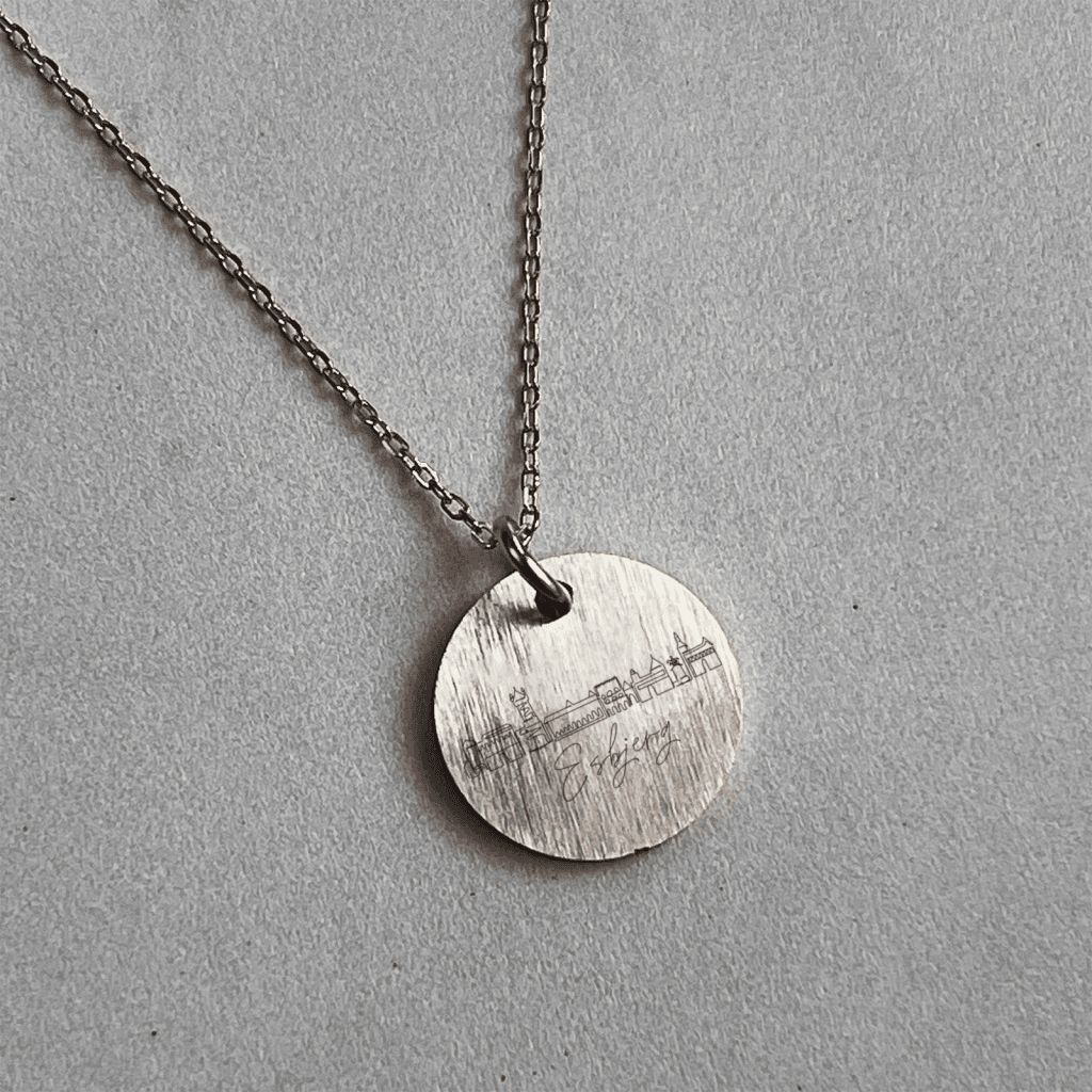 Esbjerg Skyline Line Art - Personligt Smykke fra Øndig Jewellery. Gør gaven personlig og uforglemmelig