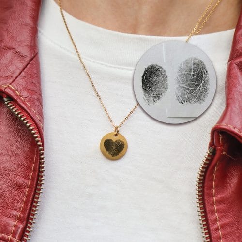 fingerprints-heart-circle-2.jpg Hjerte fingeraftryk halskæde - Personligt Smykke fra Øndig Jewellery. To fingeraftryk som bliver til et hjerte - unik gave