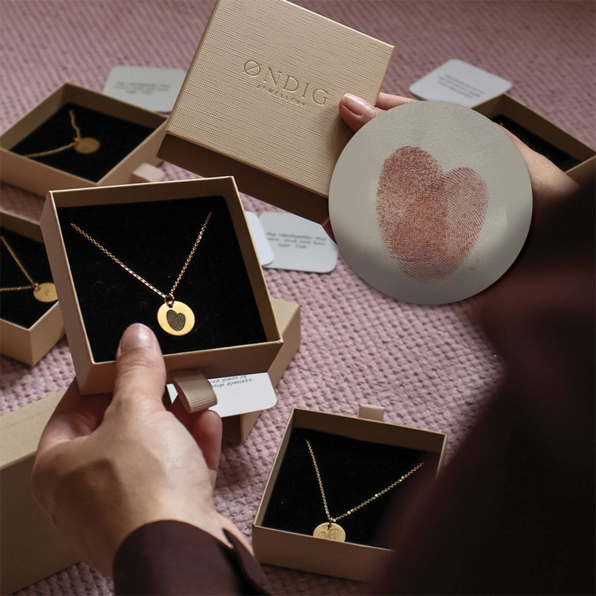 fingerprints-heart-circle-3.jpg Hjerte fingeraftryk halskæde - Personligt Smykke fra Øndig Jewellery. To fingeraftryk som bliver til et hjerte - unik gave