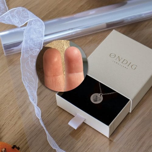 fingerprints-heart-circle-4.jpg Hjerte fingeraftryk halskæde - Personligt Smykke fra Øndig Jewellery. To fingeraftryk som bliver til et hjerte - unik gave