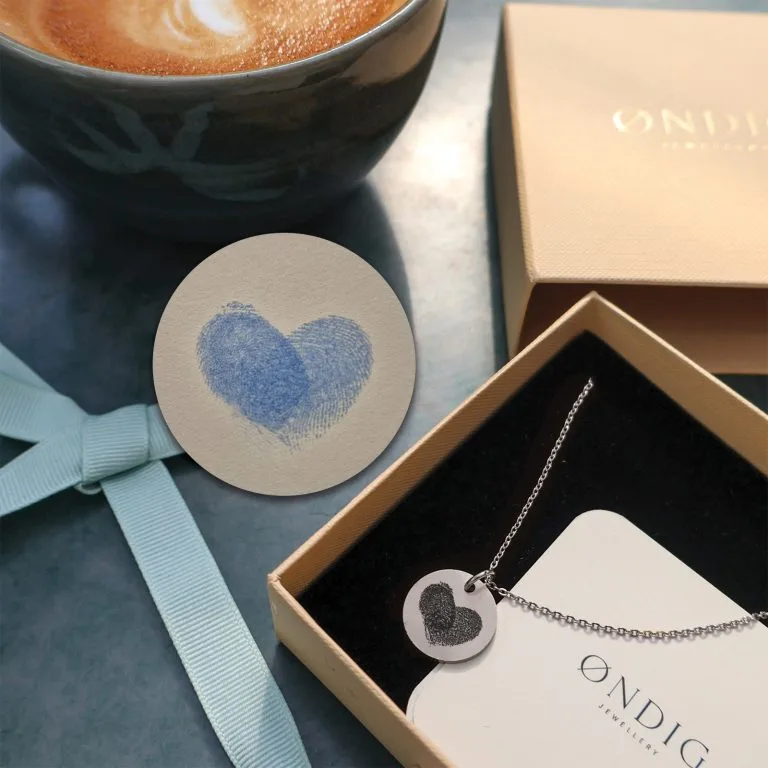 Hjerte fingeraftryk halskæde - Personligt Smykke fra Øndig Jewellery. To fingeraftryk som bliver til et hjerte - unik gave