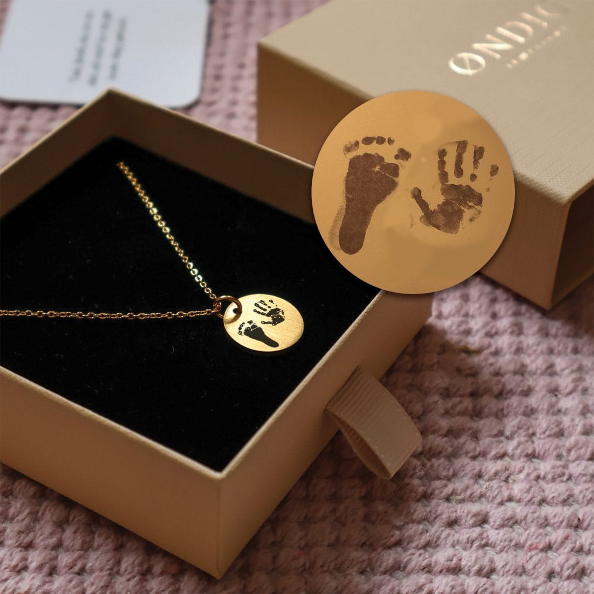 fod-haand-aftryk-circle-2.jpg Fod- og håndaftryk halskæde - Personligt Smykke fra Øndig Jewellery. Unikt minde – personlig fod- og håndaftryk