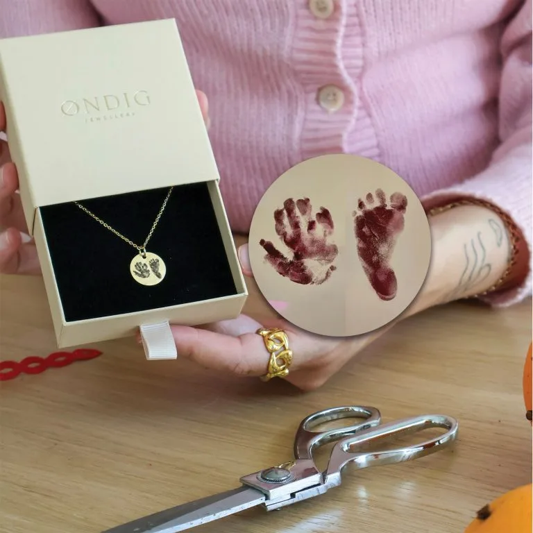 Fod- og håndaftryk halskæde - Personligt Smykke fra Øndig Jewellery. Unikt minde – personlig fod- og håndaftryk