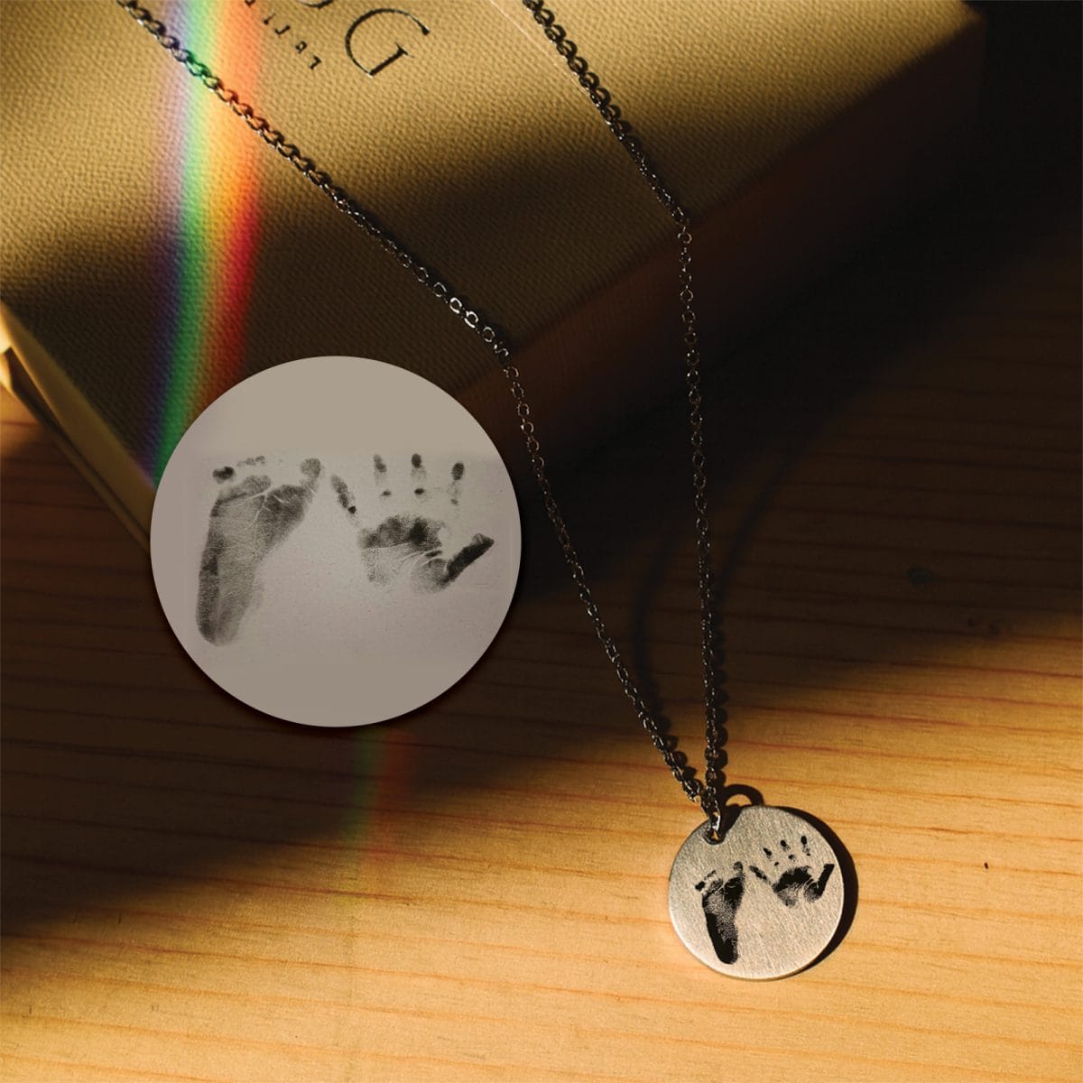 fod-haand-aftryk-circle-4.jpg Fod- og håndaftryk halskæde - Personligt Smykke fra Øndig Jewellery. Unikt minde – personlig fod- og håndaftryk