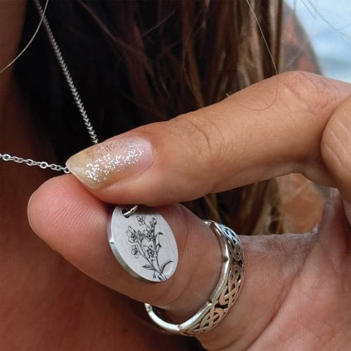 Forglemmigej Line Art - Personligt Smykke fra Øndig Jewellery. Et smykke der bevarer dine kære minder