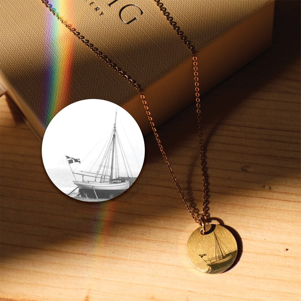 Foto Halskæde - Personligt Smykke fra Øndig Jewellery. Skab et unikt minde med en halskæde med billede. Vælg mellem præcis foto-indgravering eller elegant line-art. En personlig gave med stor betydning.