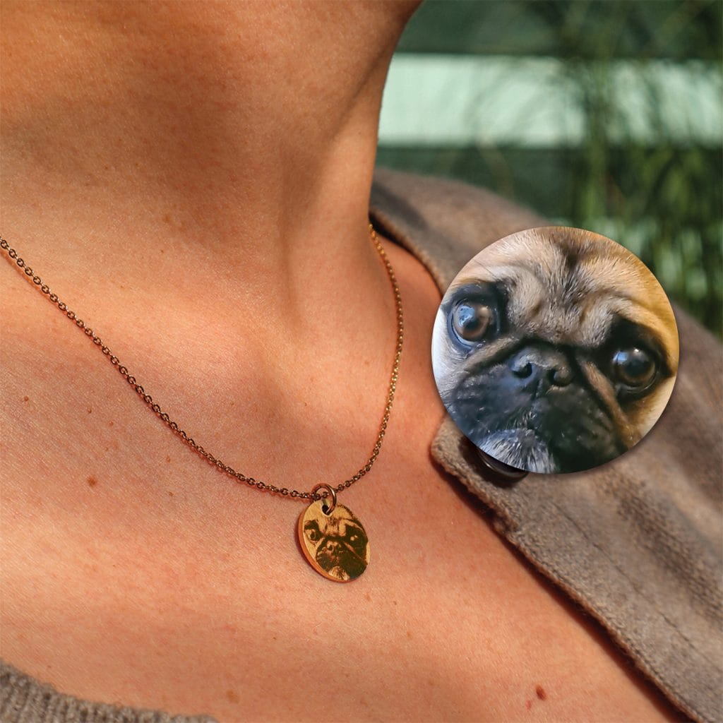 Foto Halskæde - Personligt Smykke fra Øndig Jewellery. Skab et unikt minde med en halskæde med billede. Vælg mellem præcis foto-indgravering eller elegant line-art. En personlig gave med stor betydning.