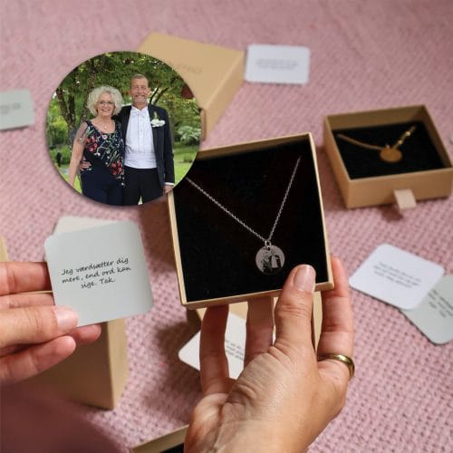 Foto Halskæde - Personligt Smykke fra Øndig Jewellery. Skab et unikt minde med en halskæde med billede. Vælg mellem præcis foto-indgravering eller elegant line-art. En personlig gave med stor betydning.