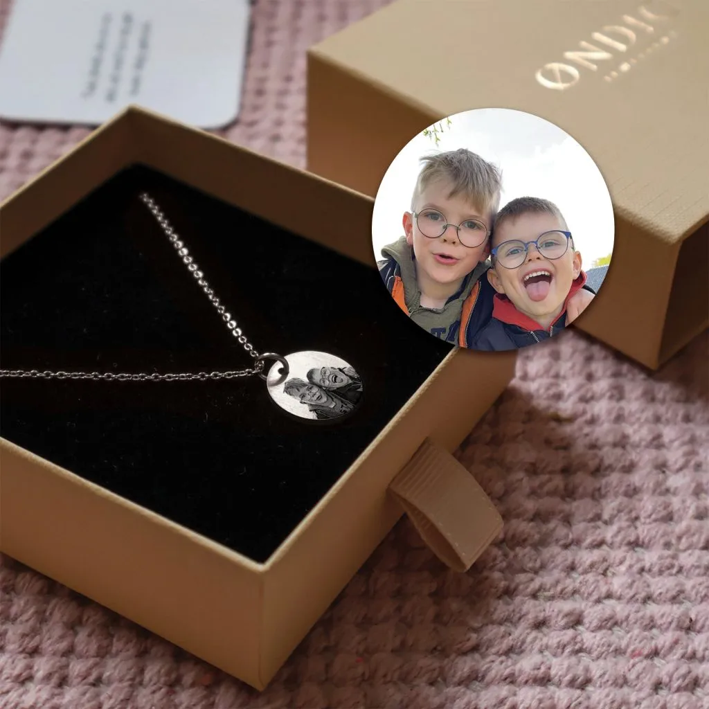 Foto Halskæde - Personligt Smykke fra Øndig Jewellery. Skab et unikt minde med en halskæde med billede. Vælg mellem præcis foto-indgravering eller elegant line-art. En personlig gave med stor betydning.