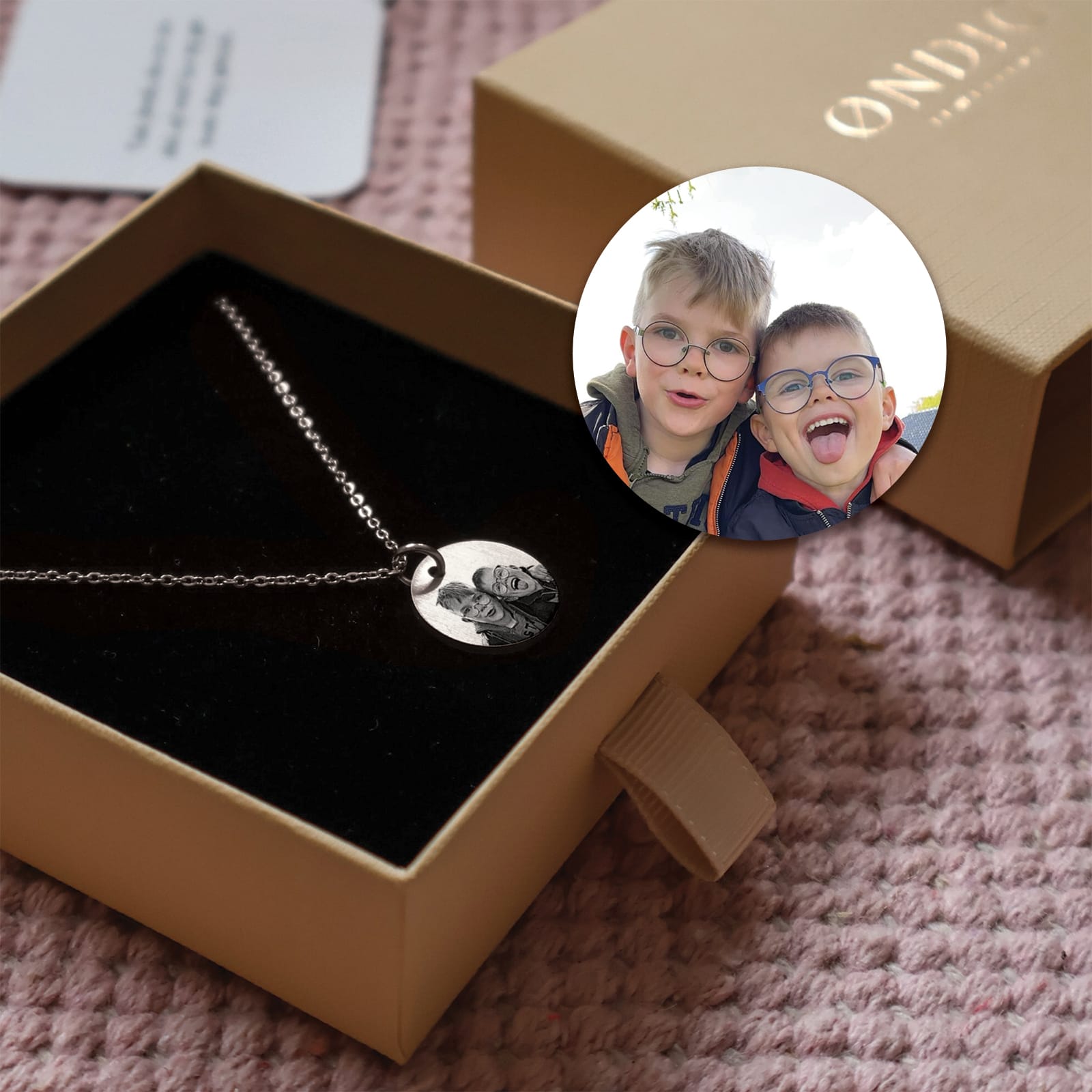 Foto Halskæde - Personligt Smykke fra Øndig Jewellery. Skab et unikt minde med en halskæde med billede. Vælg mellem præcis foto-indgravering eller elegant line-art. En personlig gave med stor betydning.