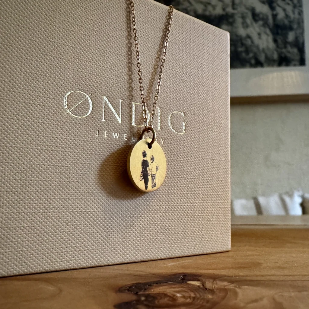 Foto Halskæde - Personligt Smykke fra Øndig Jewellery. Skab et unikt minde med en halskæde med billede. Vælg mellem præcis foto-indgravering eller elegant line-art. En personlig gave med stor betydning.