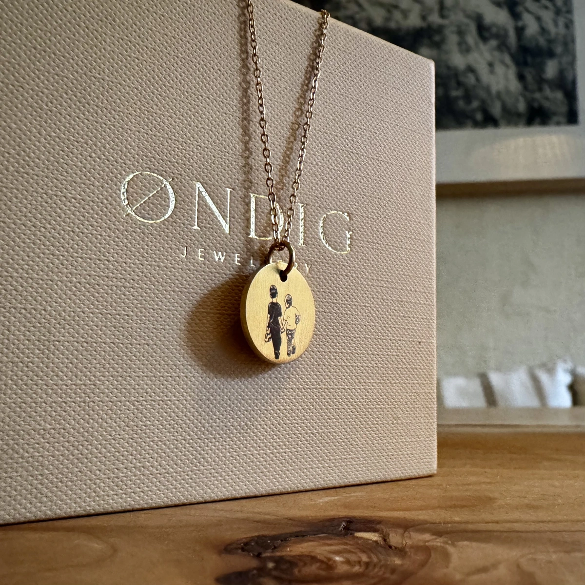 foto-halskaede_6102.webp Foto Halskæde - Personligt Smykke fra Øndig Jewellery. Skab et unikt minde med en halskæde med billede. Vælg mellem præcis foto-indgravering eller elegant line-art. En personlig gave med stor betydning.