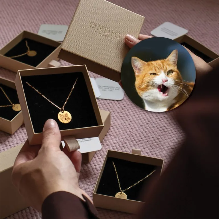 Din kats ansigts i håndtegnet lineart på halskæde - Personligt Smykke fra Øndig Jewellery. Forevig din kat med personligt smykke
