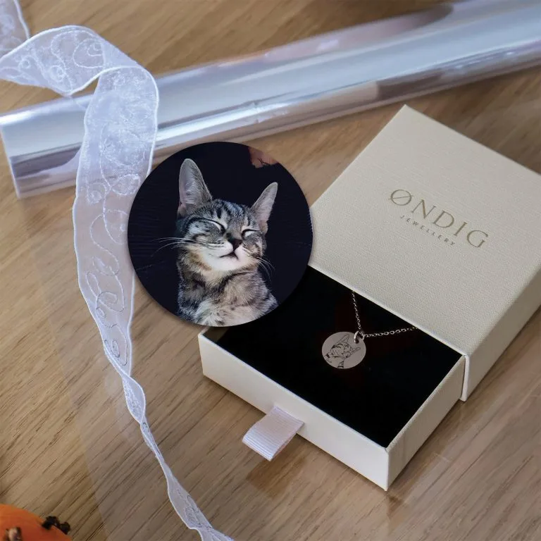 Din kats ansigts i håndtegnet lineart på halskæde - Personligt Smykke fra Øndig Jewellery. Forevig din kat med personligt smykke