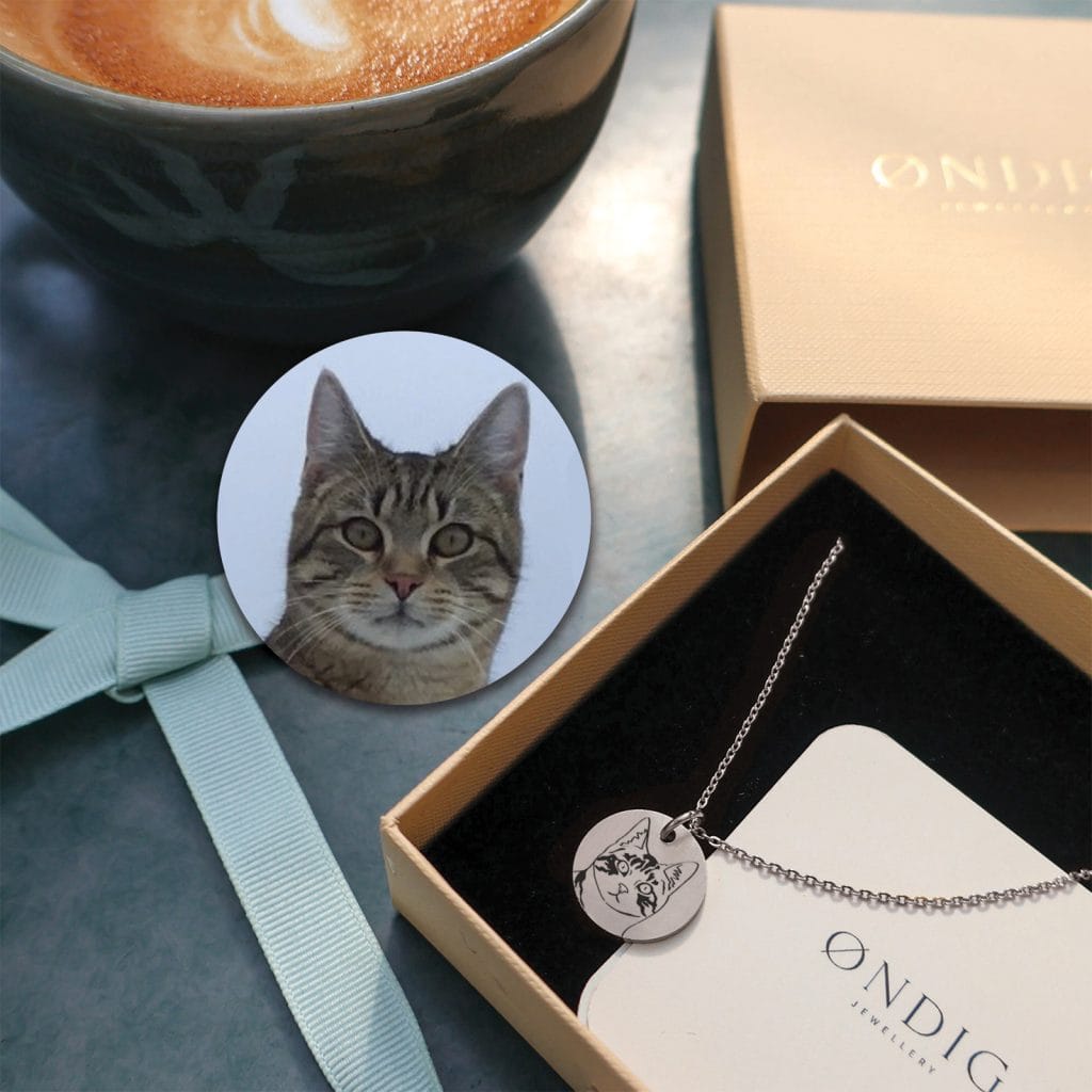Din kats ansigts i håndtegnet lineart på halskæde - Personligt Smykke fra Øndig Jewellery. Forevig din kat med personligt smykke