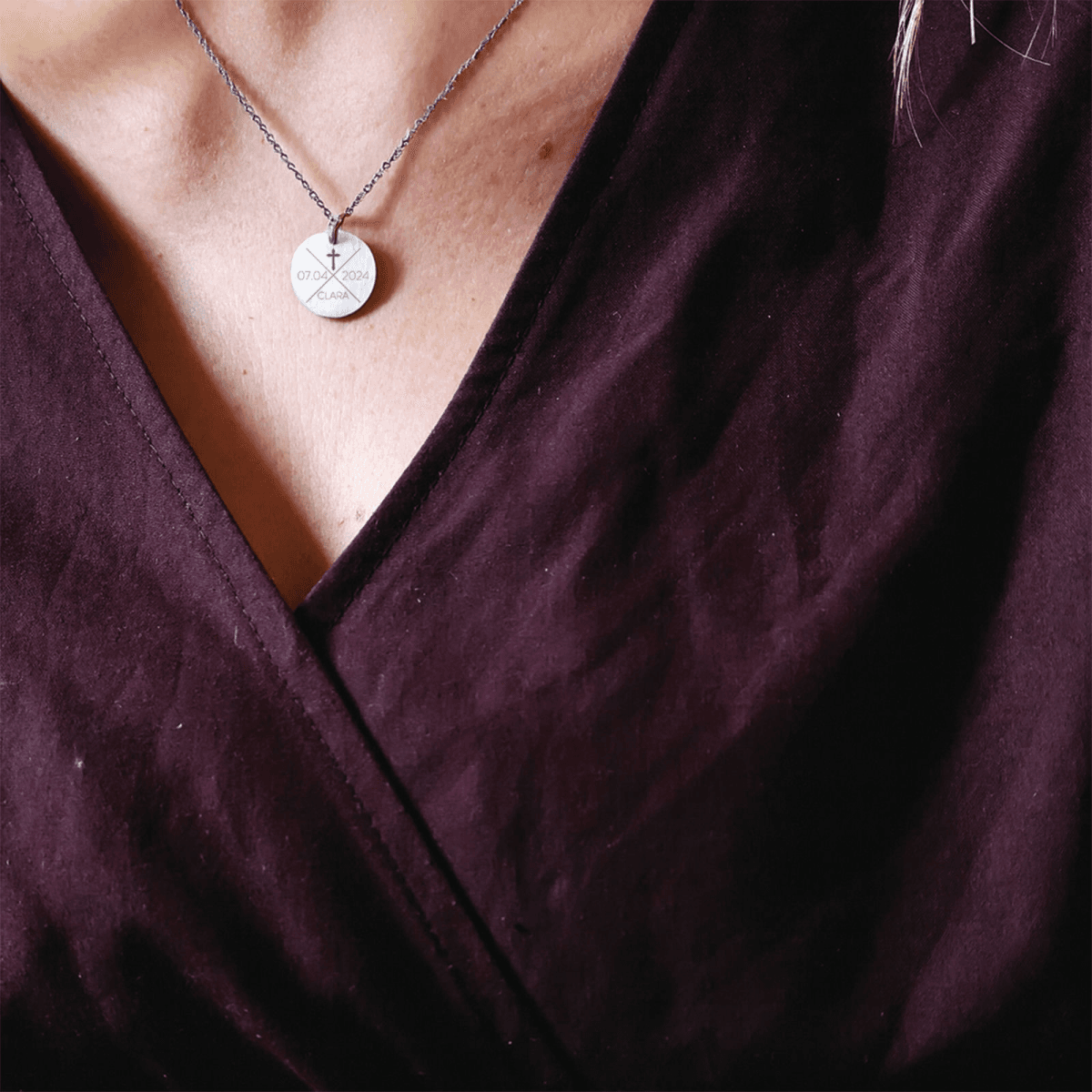 konfirmand-kryds-cirkel-3.png Konfirmation kryds halskæde med dato - Personligt Smykke fra Øndig Jewellery. Giv en unik, personlig konfirmationsgave