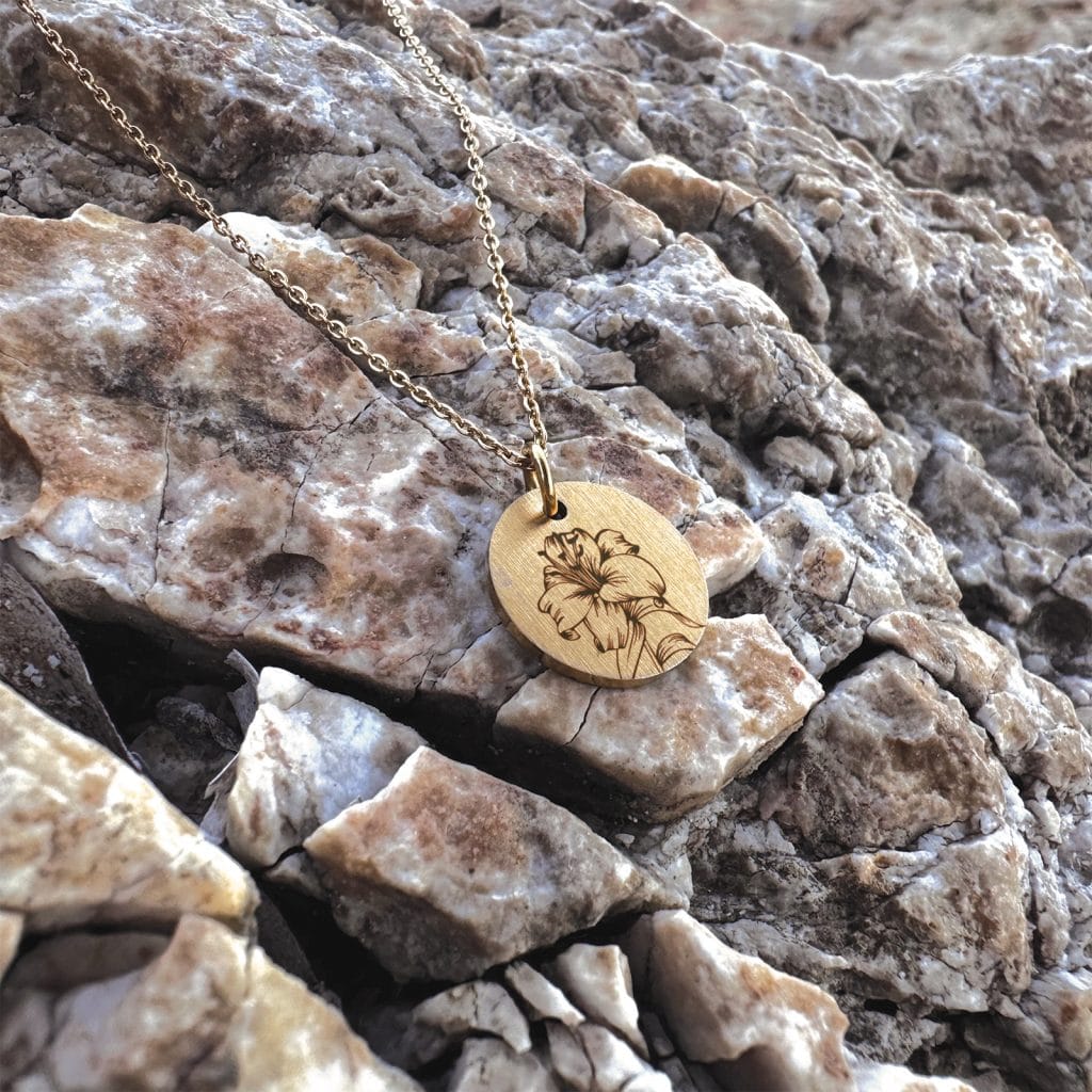 Lilje Line Art - Personligt Smykke fra Øndig Jewellery. Unikt dansk smykke med personlig bagside