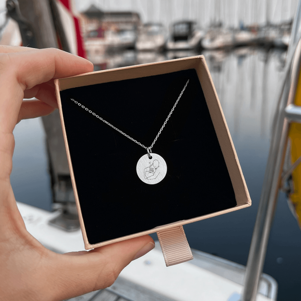 Mor med barn i favnen - Personligt Smykke fra Øndig Jewellery. Unikt smykke til mor med personlig gravering