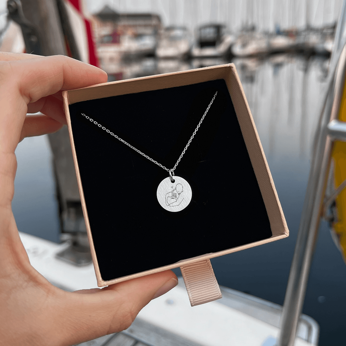 mor-med-barn-i-favn-cirkel-2.png Mor med barn i favnen - Personligt Smykke fra Øndig Jewellery. Unikt smykke til mor med personlig gravering