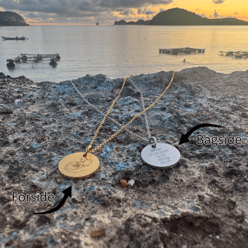 mor-med-barn-i-favn-cirkel-4.png Mor med barn i favnen - Personligt Smykke fra Øndig Jewellery. Unikt smykke til mor med personlig gravering