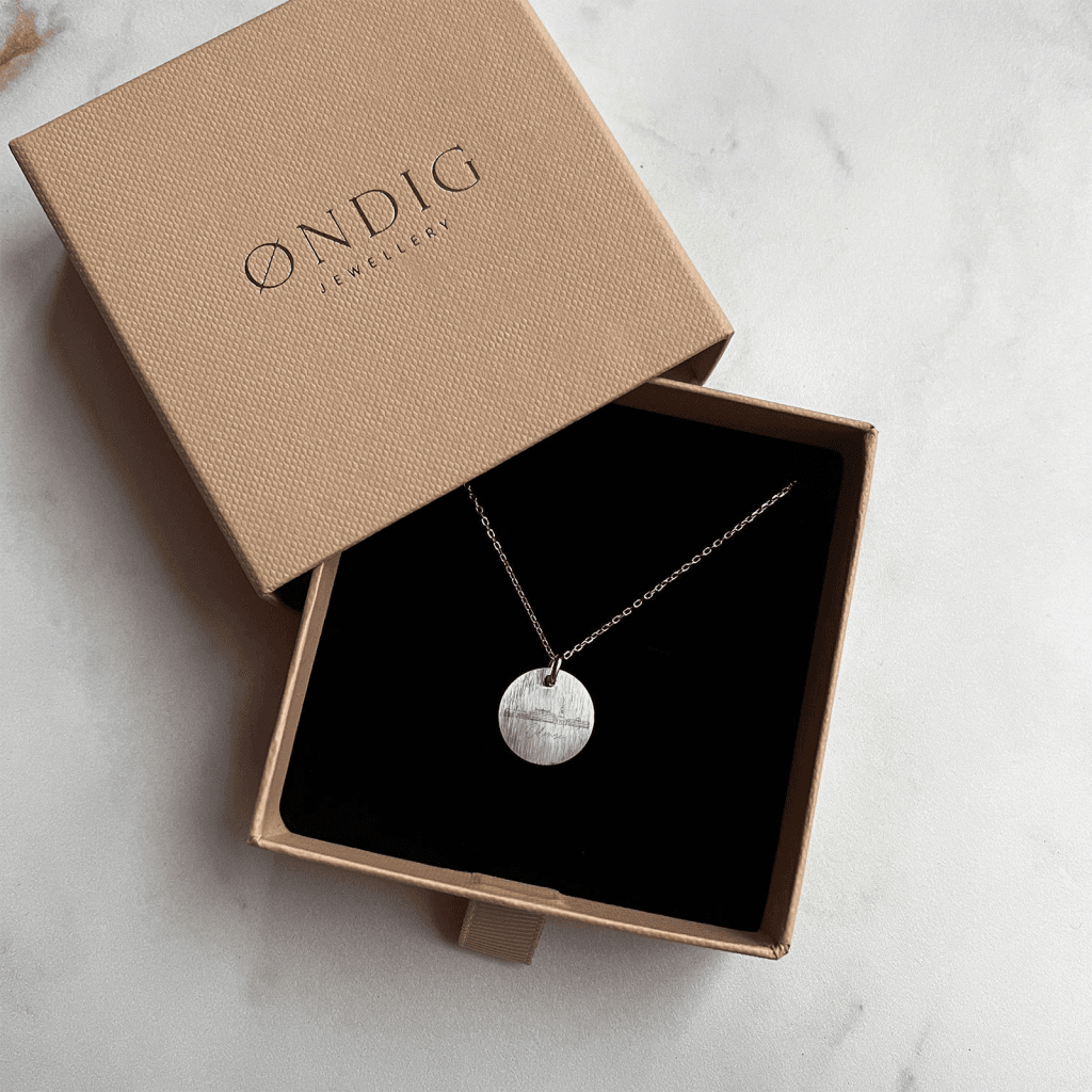 Odense Skyline Line Art - Personligt Smykke fra Øndig Jewellery. Personlig halskæde til særlige øjeblikke