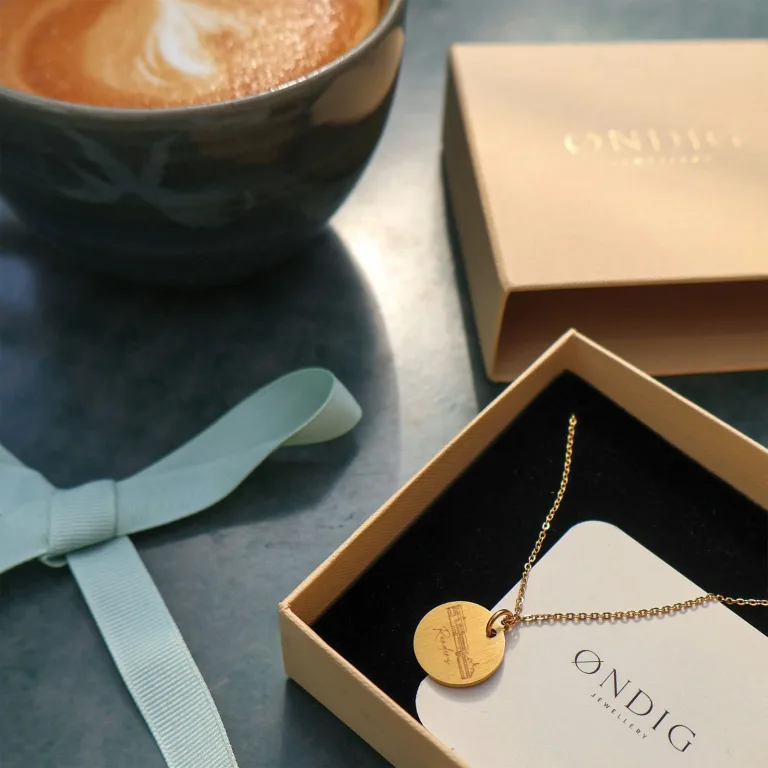 Randers Skyline Line Art - Personligt Smykke fra Øndig Jewellery. Ideel gave med personlig gravering