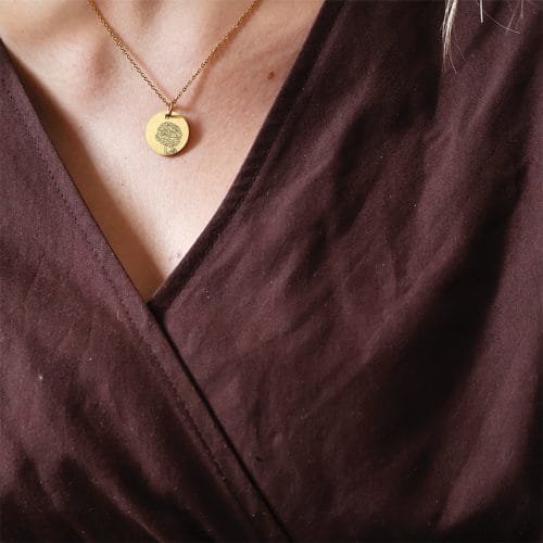 Ranunkel Line Art - Personligt Smykke fra Øndig Jewellery. Indgravér dine minder i dansk design