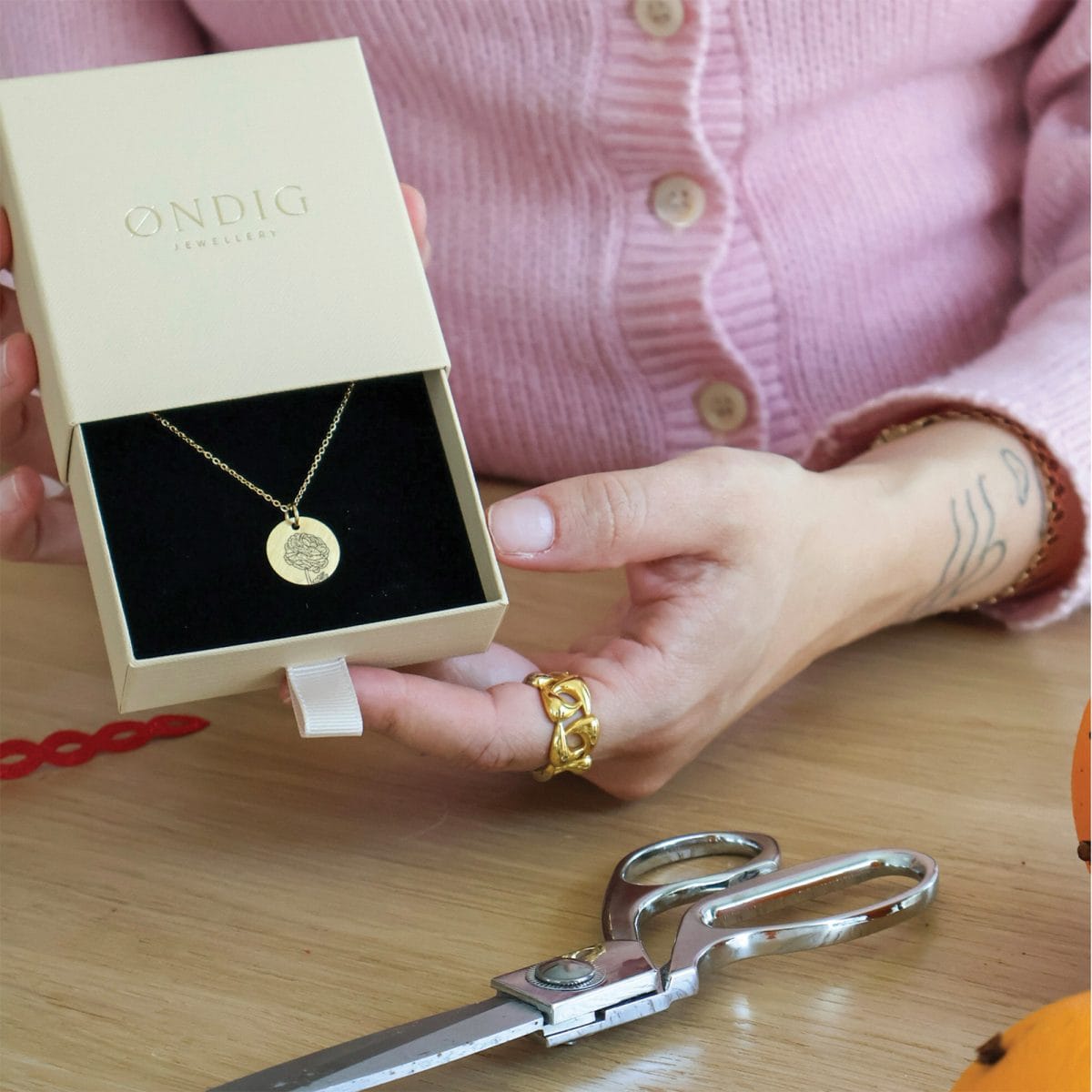 ranunculus-circle-2.jpg Ranunkel Line Art - Personligt Smykke fra Øndig Jewellery. Indgravér dine minder i dansk design