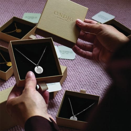 Ranunkel Line Art - Personligt Smykke fra Øndig Jewellery. Indgravér dine minder i dansk design