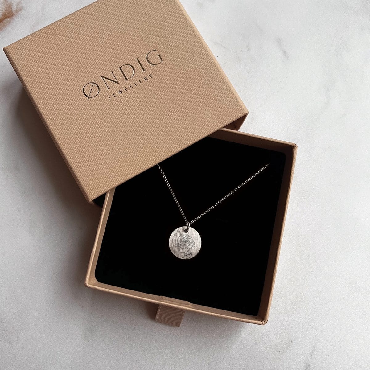 rose-circle-4.jpg Rose Line Art - Personligt Smykke fra Øndig Jewellery. Den perfekte kærlighedsgave med gravering