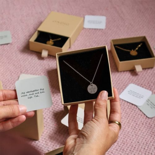 Søstjerne halskæde - Personligt Smykke fra Øndig Jewellery. Giv en håndlavet gave med personlig gravering