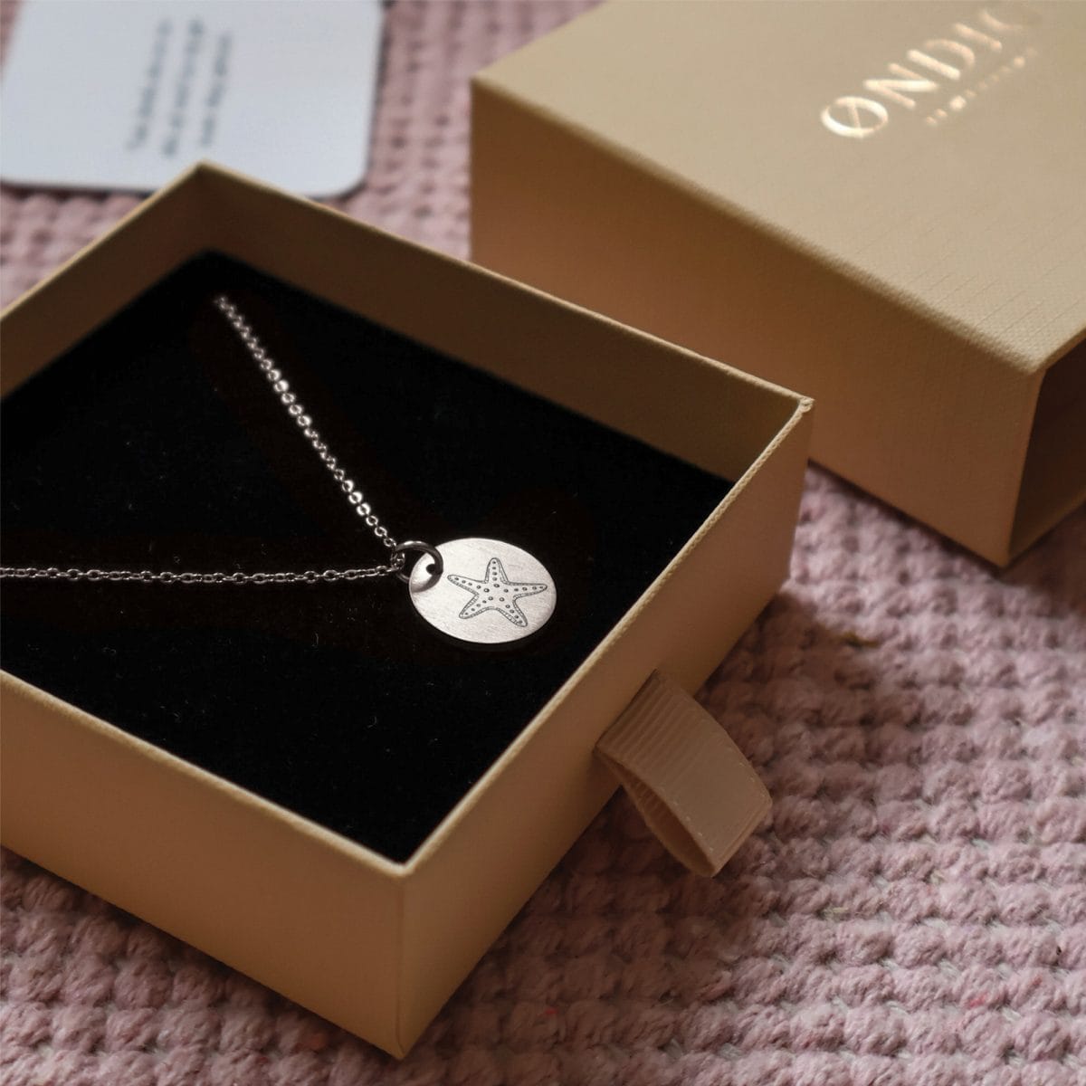 shell-01-circle-4.jpg Søstjerne halskæde - Personligt Smykke fra Øndig Jewellery. Giv en håndlavet gave med personlig gravering