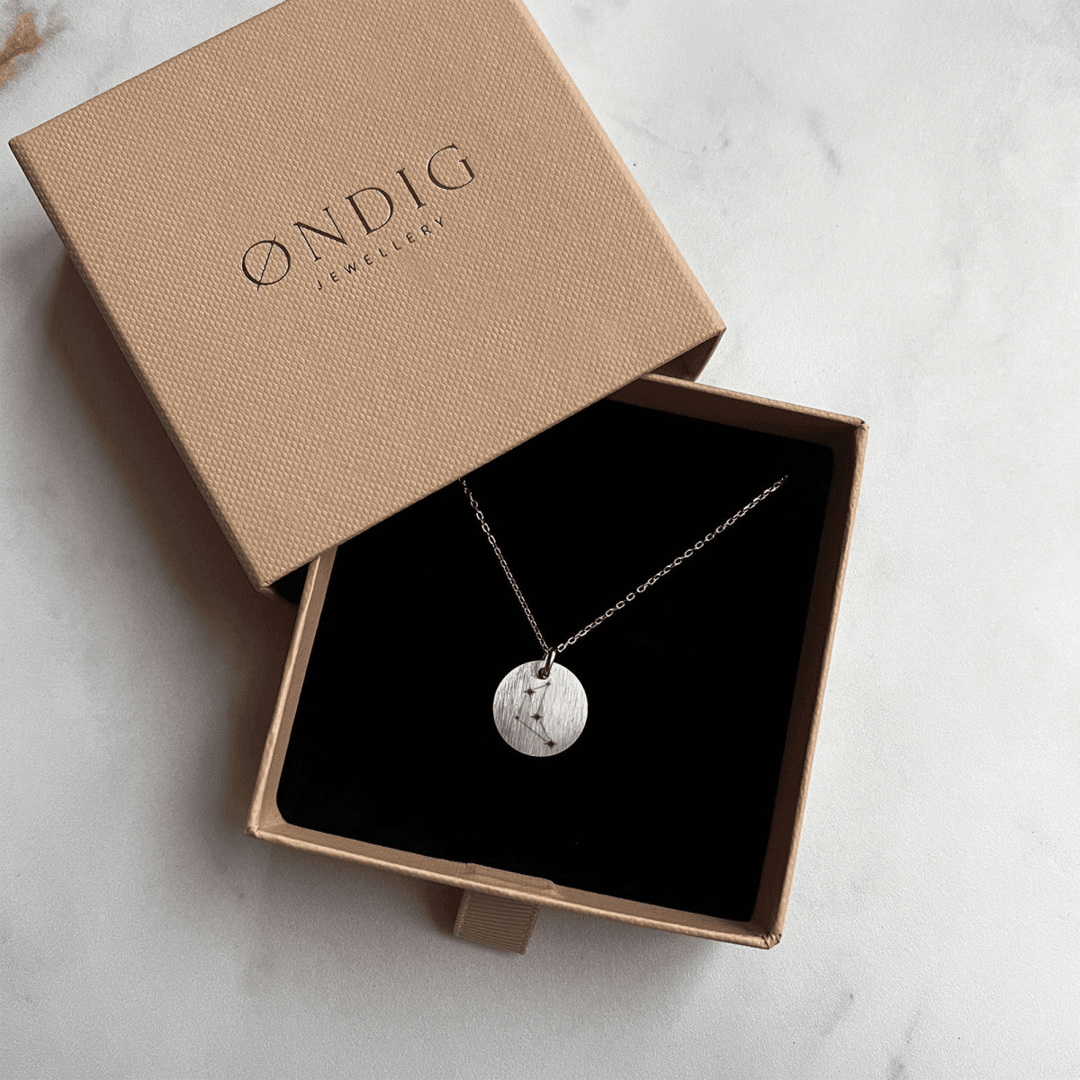 stenbukken-stjernebillede-cirkel-4.png Stenbukken Stjernebillede - Personligt Smykke fra Øndig Jewellery. Stjernebilledet Stenbukken - kan personligøres