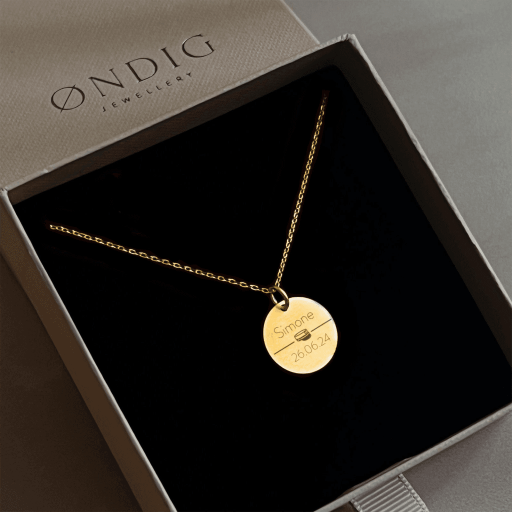 Studenter halskæde med dato - Personligt Smykke fra Øndig Jewellery. Fejr studenten med et personligt smykke