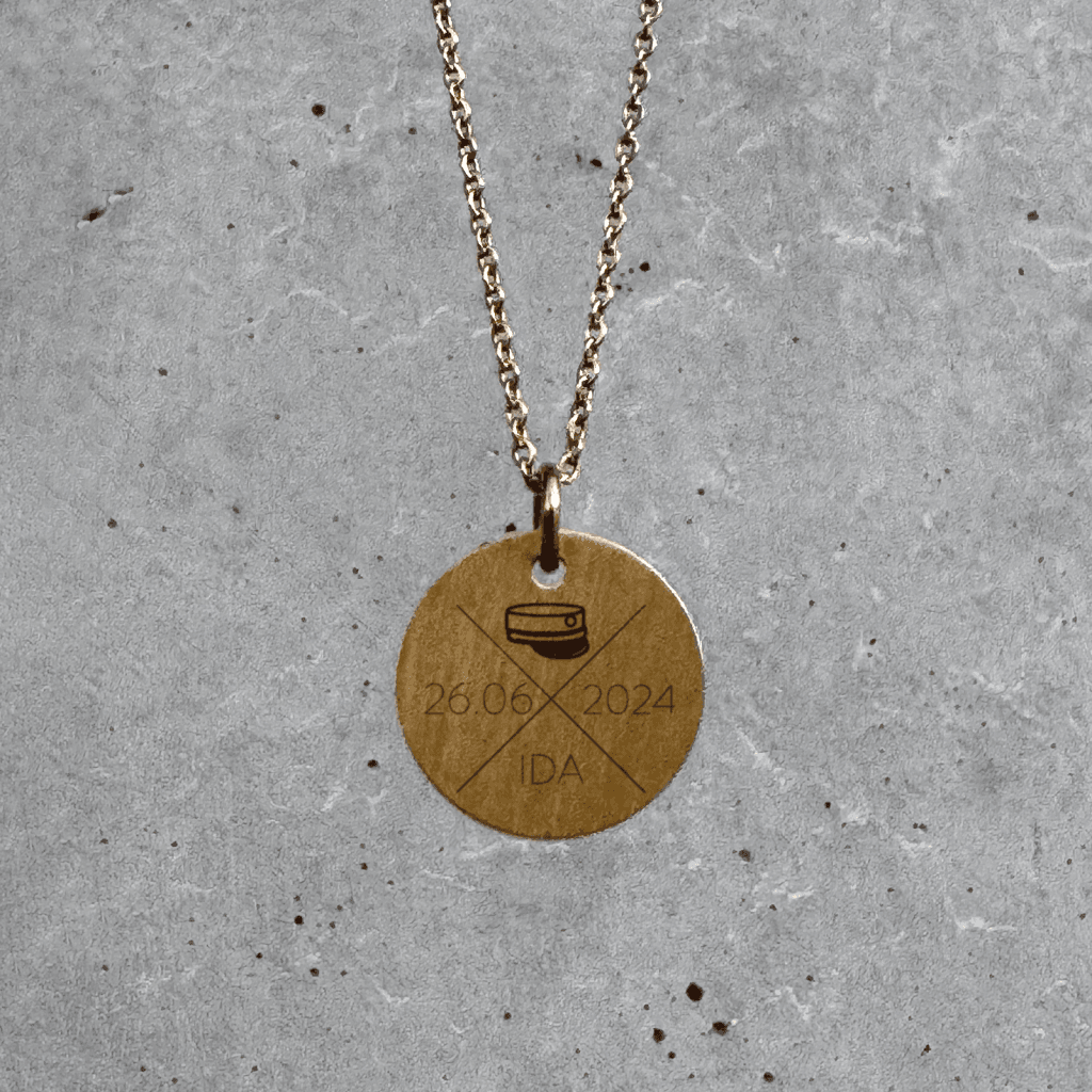 Studenter halskæde med navn og dato i kryds - Personligt Smykke fra Øndig Jewellery. Unik, personlig gave til studenten