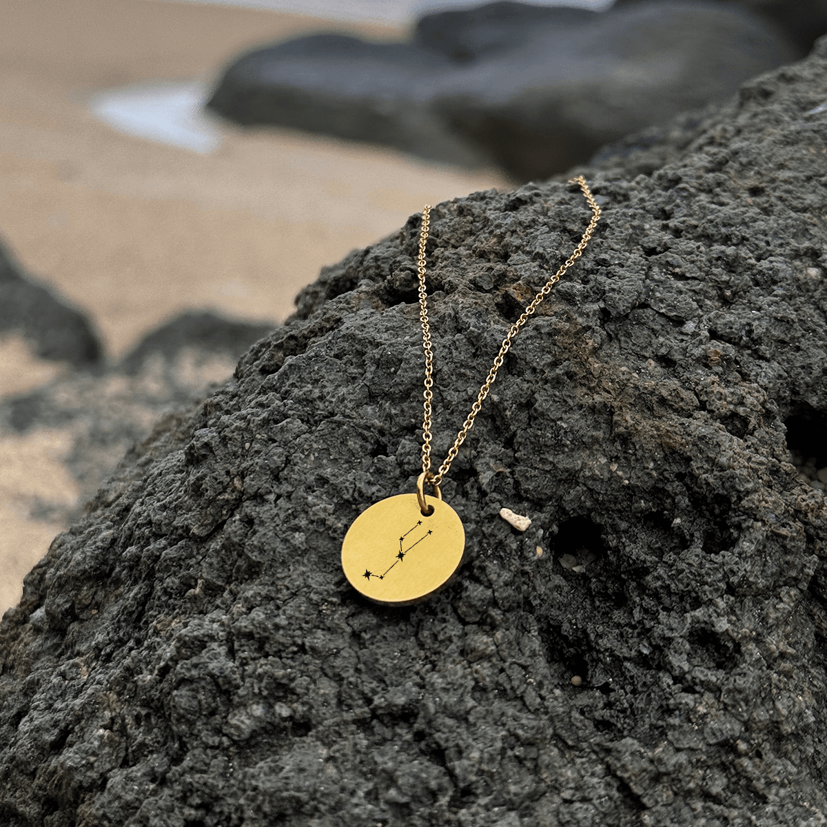 tyren-stjernebillede-cirkel-1.png Tyren Stjernebillede - Personligt Smykke fra Øndig Jewellery. Stjernebilledet Tyren - kan personligøres