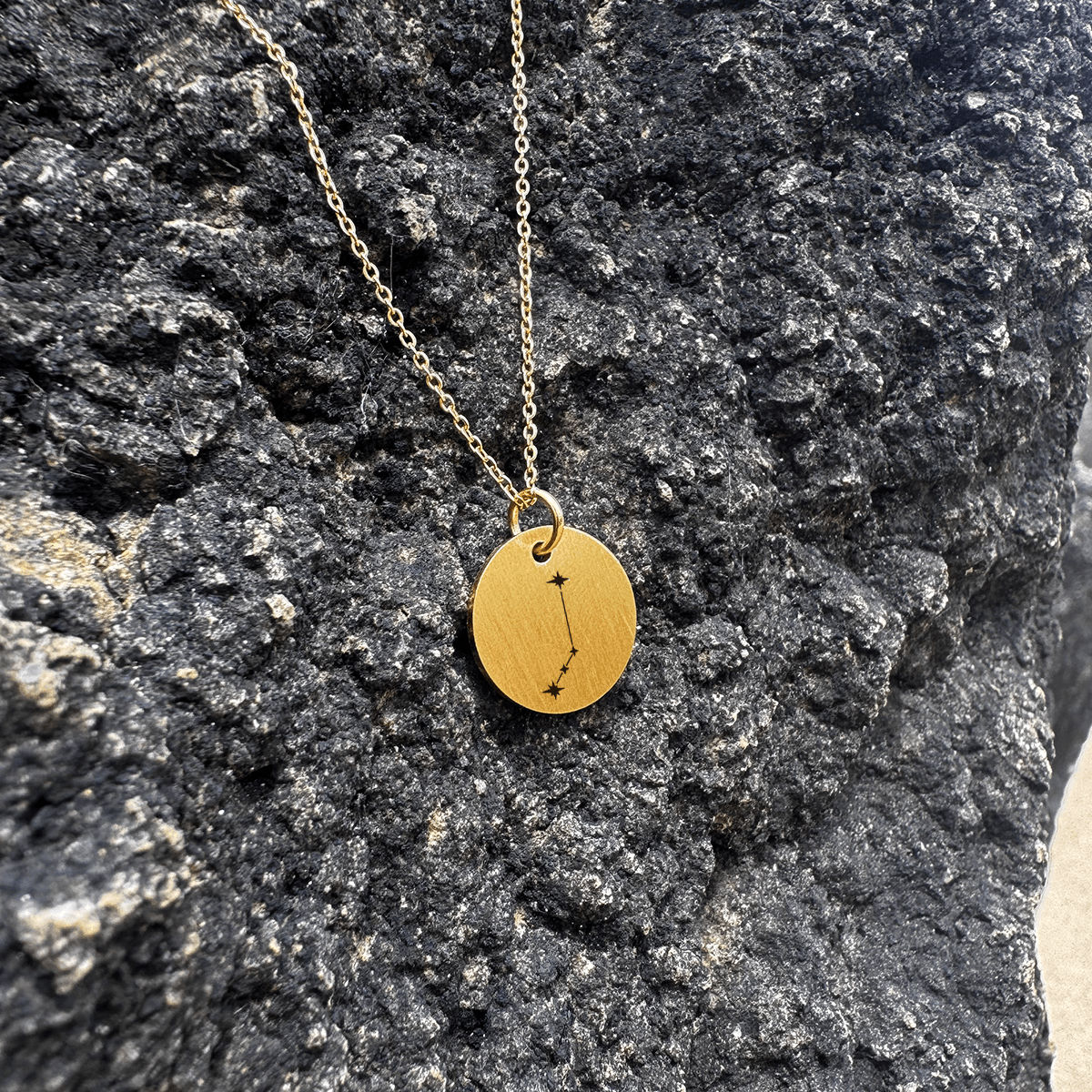 vaedderen-stjernebillede-cirkel-2.png Vædderen Stjernebillede - Personligt Smykke fra Øndig Jewellery. Stjernebilledet Vædderen - kan personligøres