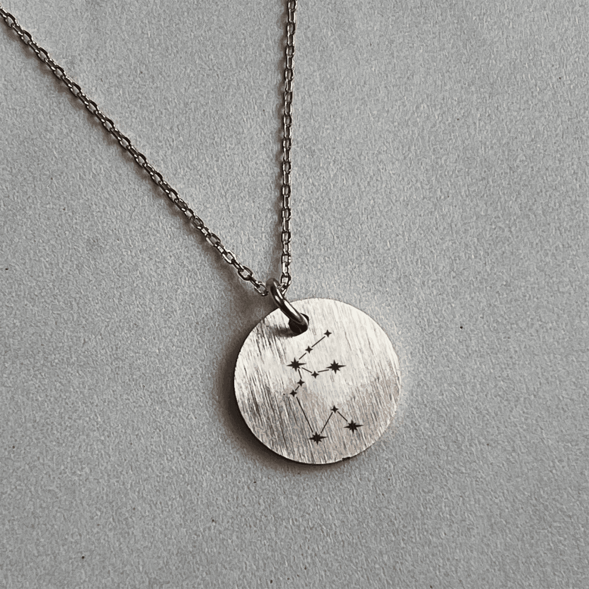 vandmanden-stjernebillede-cirkel-3.png Vandmanden Stjernebillede - Personligt Smykke fra Øndig Jewellery. Stjernebilledet Vandmanden - kan personligøres