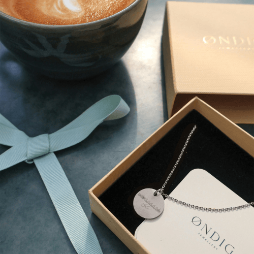 Vejle Skyline Line Art - Personligt Smykke fra Øndig Jewellery. Unikt smykke med personlig bagside