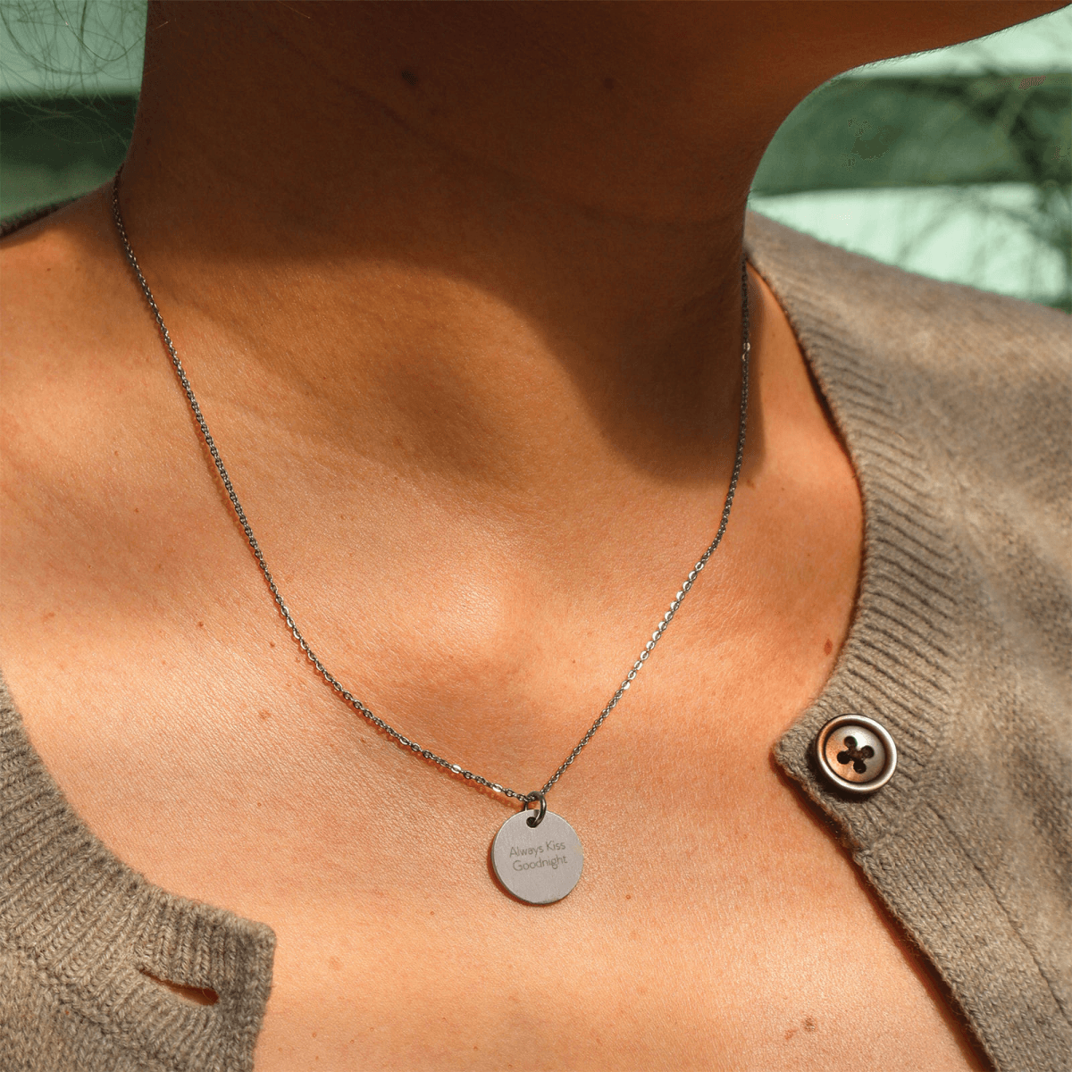 always-kiss-goodnight-cirkel-3.png Always Kiss Goodnight - Personligt Smykke fra Øndig Jewellery. Giv hende en personlig kærlighedsgave