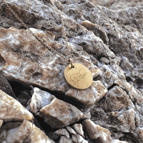 Baby på armen - Personligt Smykke fra Øndig Jewellery. Perfekt gave til mor – personlig bagside