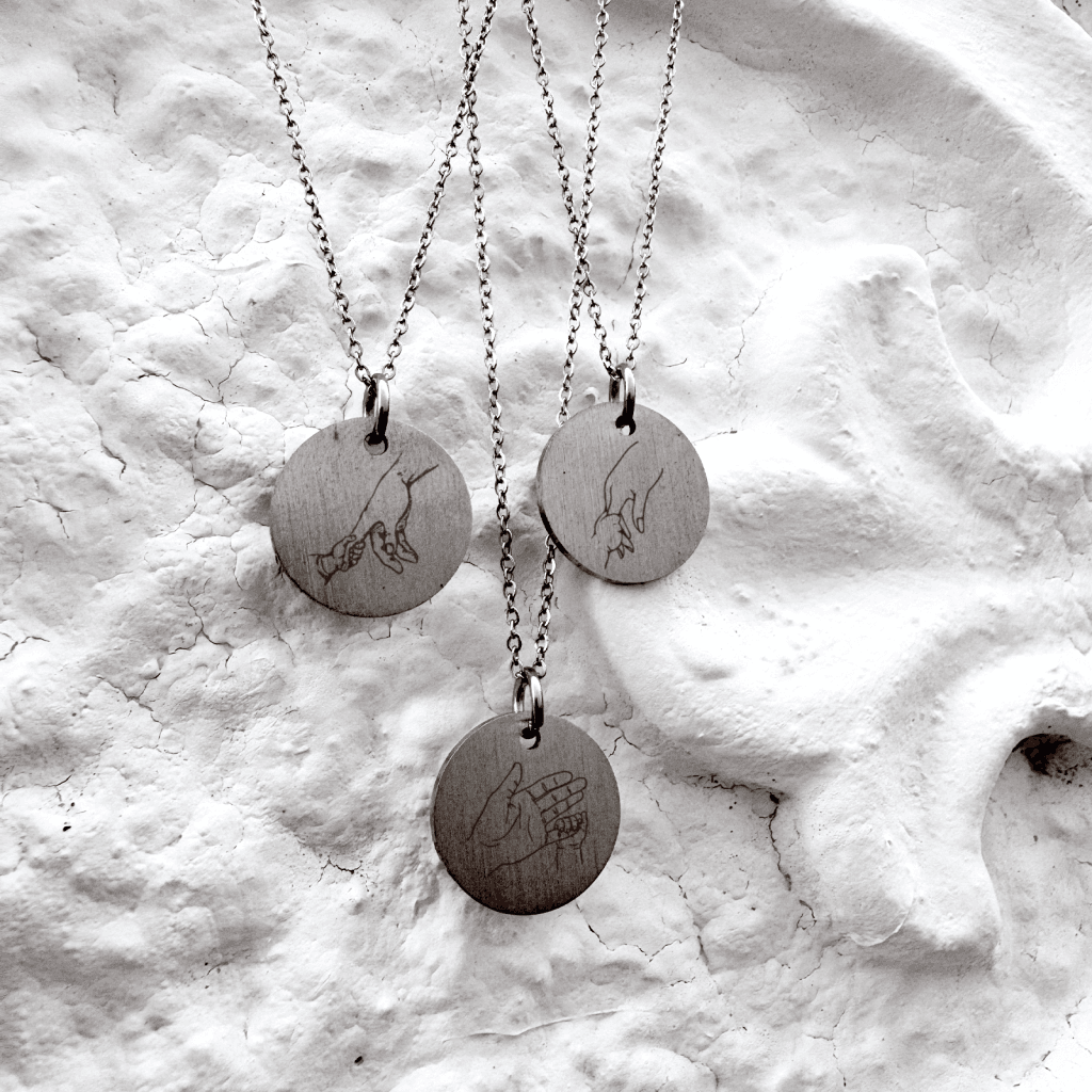 Barn holder finger - Personligt Smykke fra Øndig Jewellery. Bevar kærligheden med personligt smykke