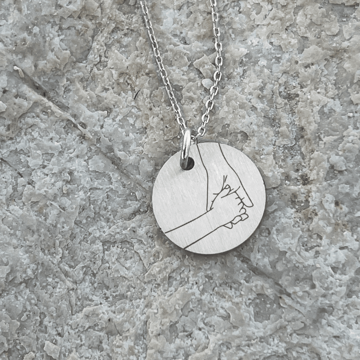 barn-holder-haand-cirkel-4.png Barn holder mors hånd - Personligt Smykke fra Øndig Jewellery. Overrask mor med en uforglemmelig gave