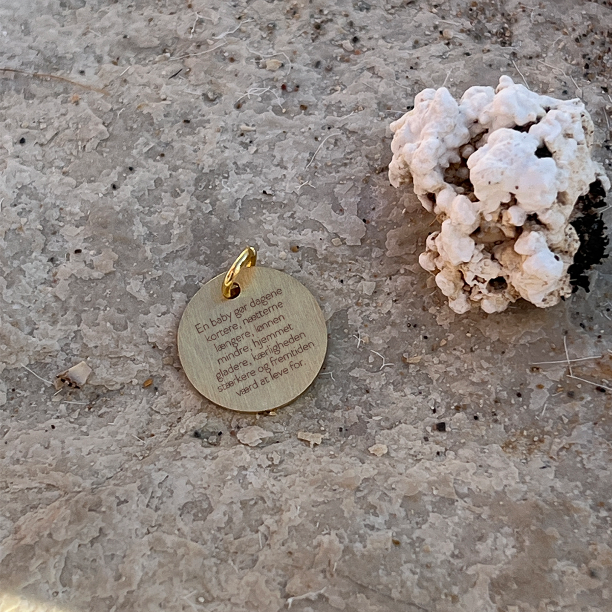 En baby gør dagene kortere, nætterne længere, lønnen mindre, hjemmet gladere, kærligheden stærkere og fremtiden værd at leve for. - Personligt Smykke fra Øndig Jewellery. Personligt smykke – perfekt gave til mor