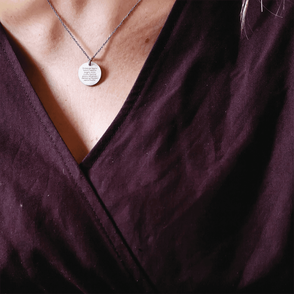 En baby gør dagene kortere, nætterne længere, lønnen mindre, hjemmet gladere, kærligheden stærkere og fremtiden værd at leve for. - Personligt Smykke fra Øndig Jewellery. Personligt smykke – perfekt gave til mor