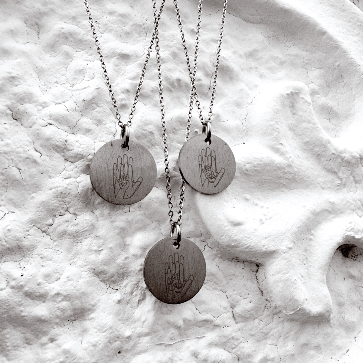 familie-haender-cirkel-2.png Familiens hænder - Personligt Smykke fra Øndig Jewellery. Giv en personlig gave fuld af kærlighed