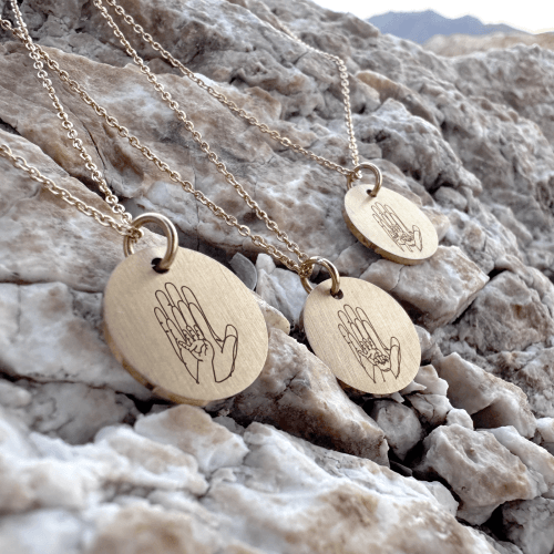 Familiens hænder - Personligt Smykke fra Øndig Jewellery. Giv en personlig gave fuld af kærlighed