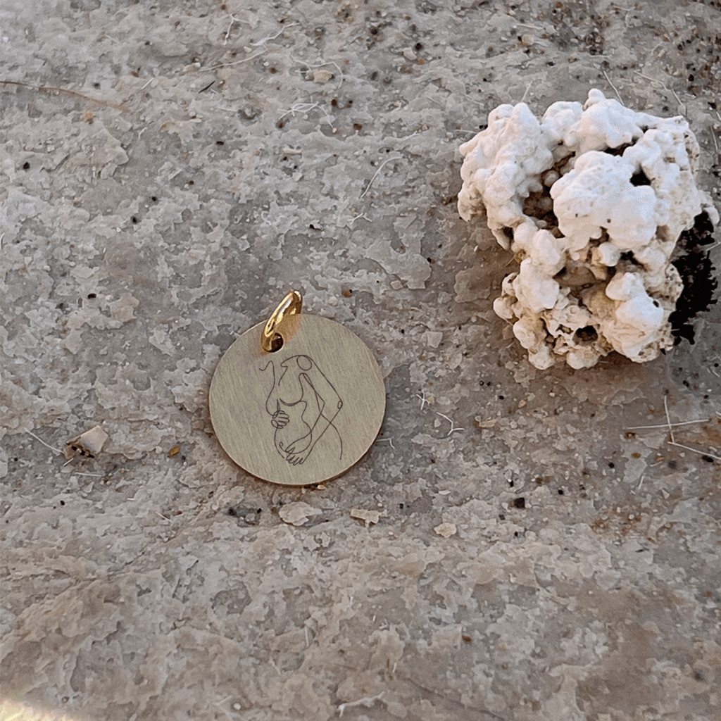 Gravid Line Art halskæde - Personligt Smykke fra Øndig Jewellery. Unik gave til mor – personlig gravering