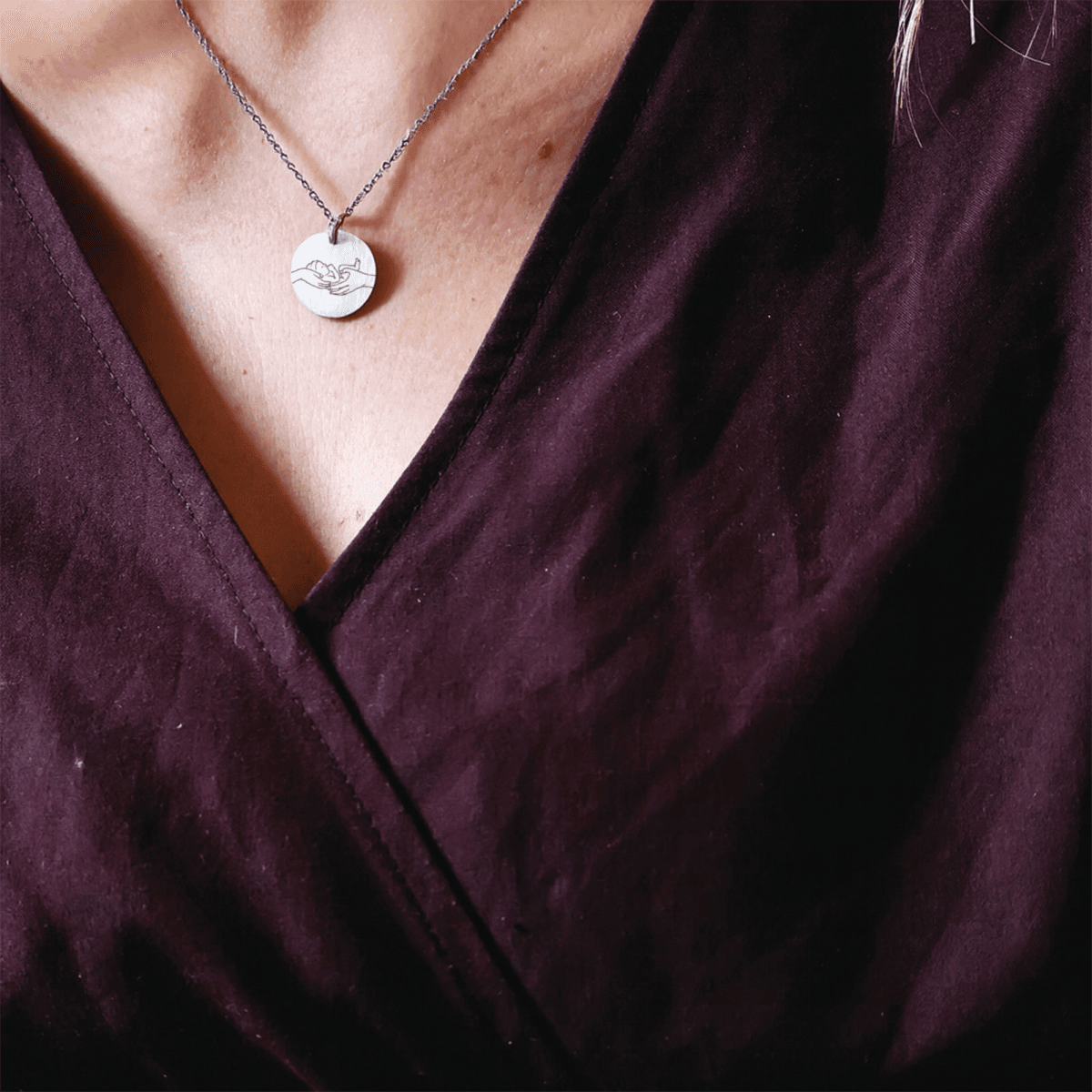 haender-holder-nyfoedt-cirkel-4.png Hænder som holder den nyfødte - Personligt Smykke fra Øndig Jewellery. Perfekt gave med personlig indgravering