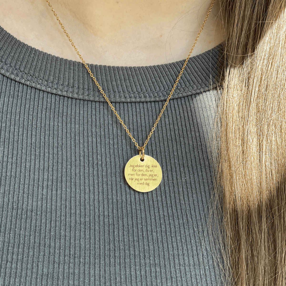 Jeg elsker dig; ikke for den, du er, men for den, jeg er, når jeg er sammen med dig - Personligt Smykke fra Øndig Jewellery. Overrask hende med et personligt smykke